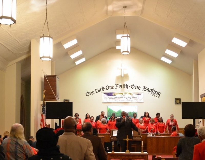 Rev Payne Greets the Congreagtion with Choir (800x623).jpg